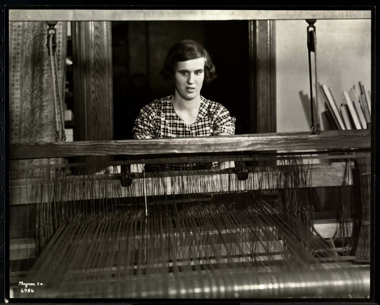 Blind ung kvinne som jobber ved en vevstol ved New York Association for the Blind, 111 East 59th Street, New York, 1934 (sølv gelatintrykk) av Byron Company