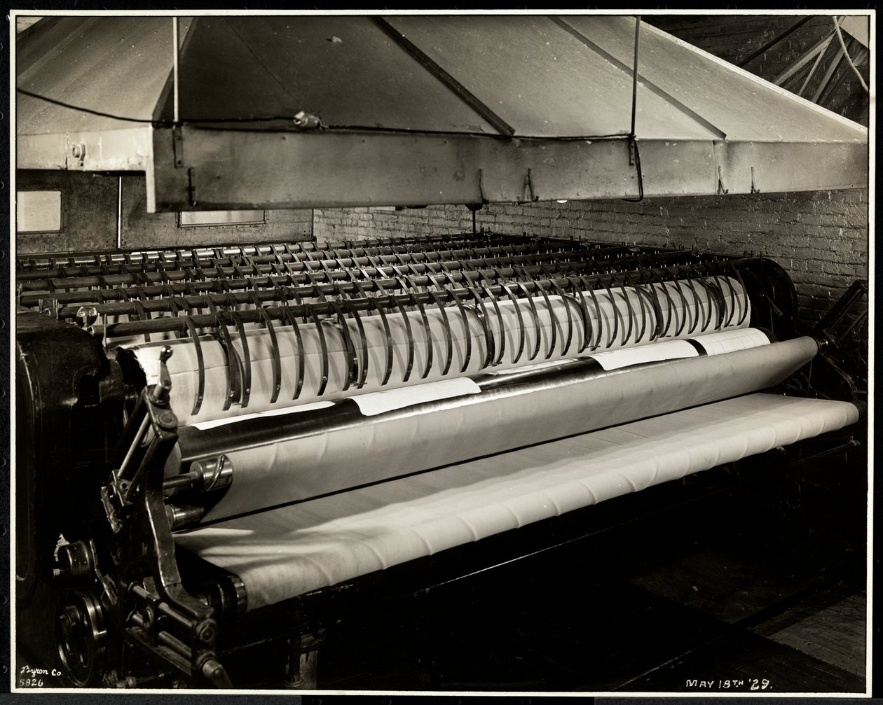 Nærbilde av en 'mangle'-maskin ved Carolyn Laundry på 111 East 128th Street, East Harlem, New York, 1929 (sølv gelatintrykk) av Byron Company