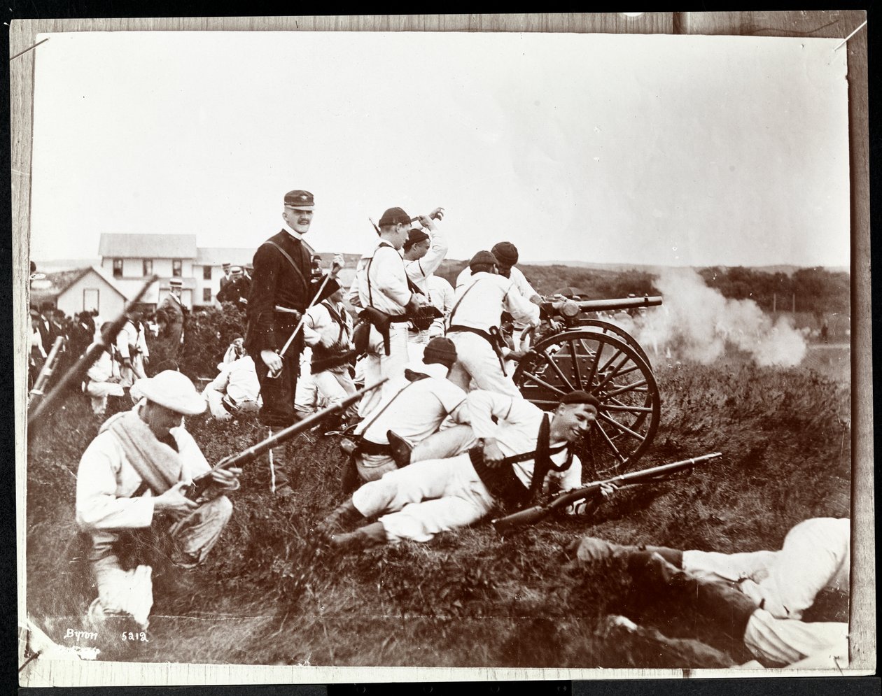 Kopifotografi av et tidligere bilde av soldater fra New York Naval Reserves involvert i en falsk kamp med våpen og kanoner, Fishers Island, New York, 1917 (sølv gelatintrykk) av Byron Company