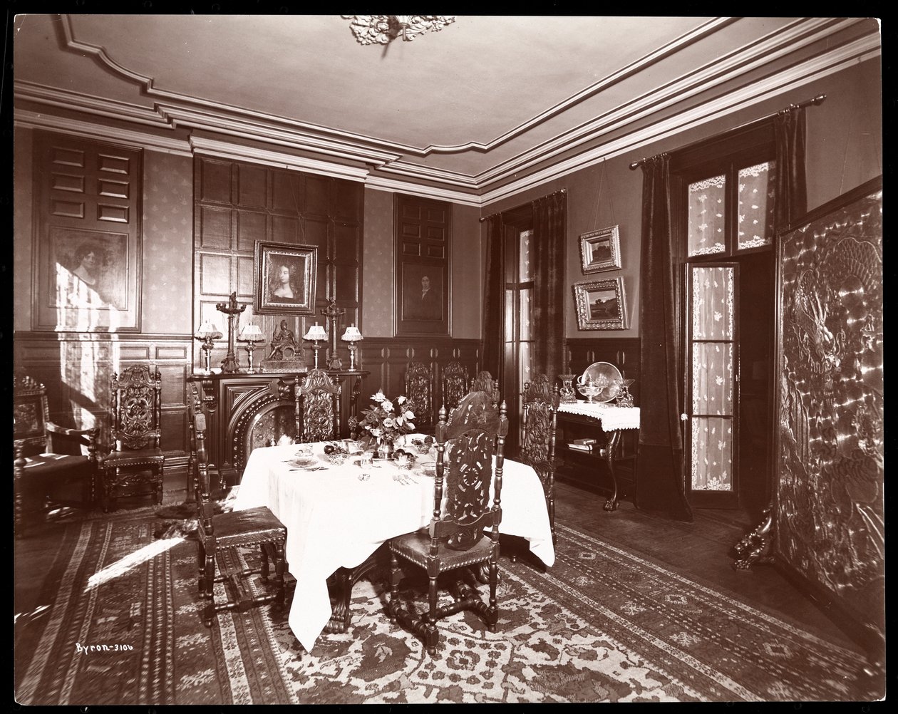 Spisesal i boligen til Mr. Reginald de Koven, New York, 1896-98 (sølv gelatintrykk) av Byron Company