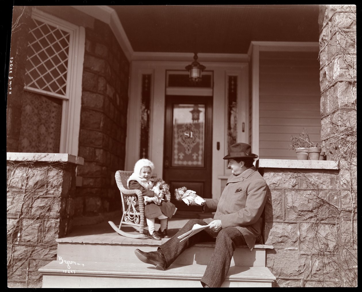 Edgar Smith med datteren på trappen til hans bolig i Elmhurst, Long Island;, 1902-3 (sølv gelatintrykk) av Byron Company
