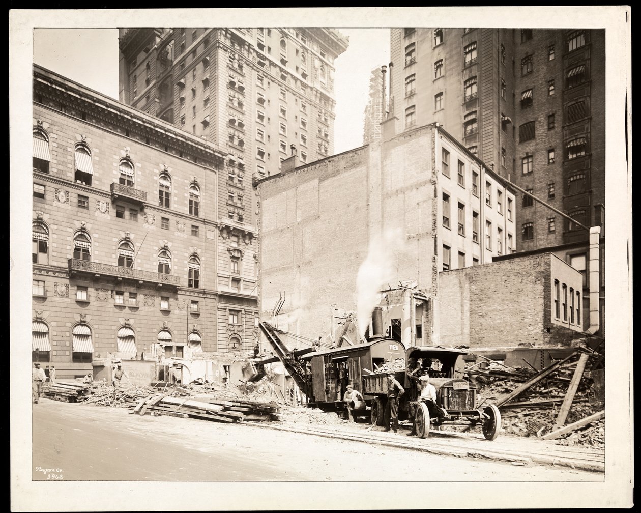 Utgravninger på byggeplassen for Aeolian Company-bygningen på 5th Avenue og 54th Street, New York, 1925 (sølvgelatintrykk) av Byron Company