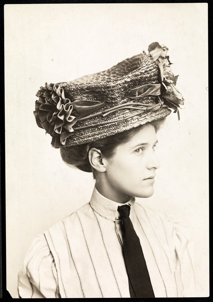 Motefotografi av en kvinne som modellerer en hatt, New York, 1890-1910 (sølv gelatintrykk) av Byron Company
