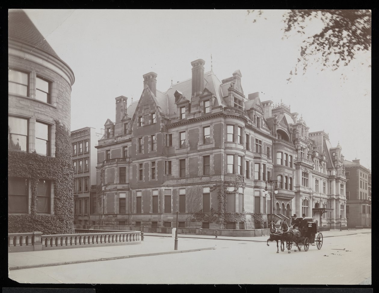 Fifth Ave., 66th St., og J.J. Astor, 65th St., New York, 1901-02 (sølv gelatintrykk) av Byron Company