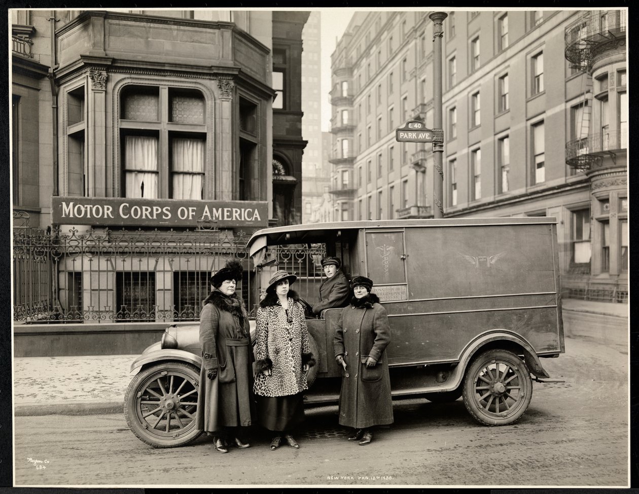 Fire kvinner fra Motor Corps of America står foran en ambulanse (en kvinne i førersetet) på Park Avenue på 40th Street foran Motor Corps of America-bygningen, New York, 1920 (s av Byron Company