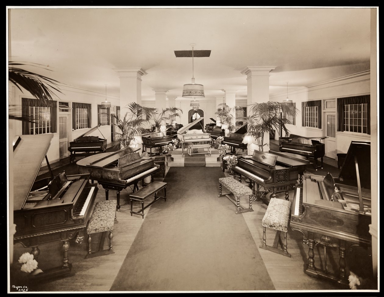 Kunstklaverutstilling i fjerde etasje hos Aeolian Company, 1926 (sølvgelatintrykk) av Byron Company
