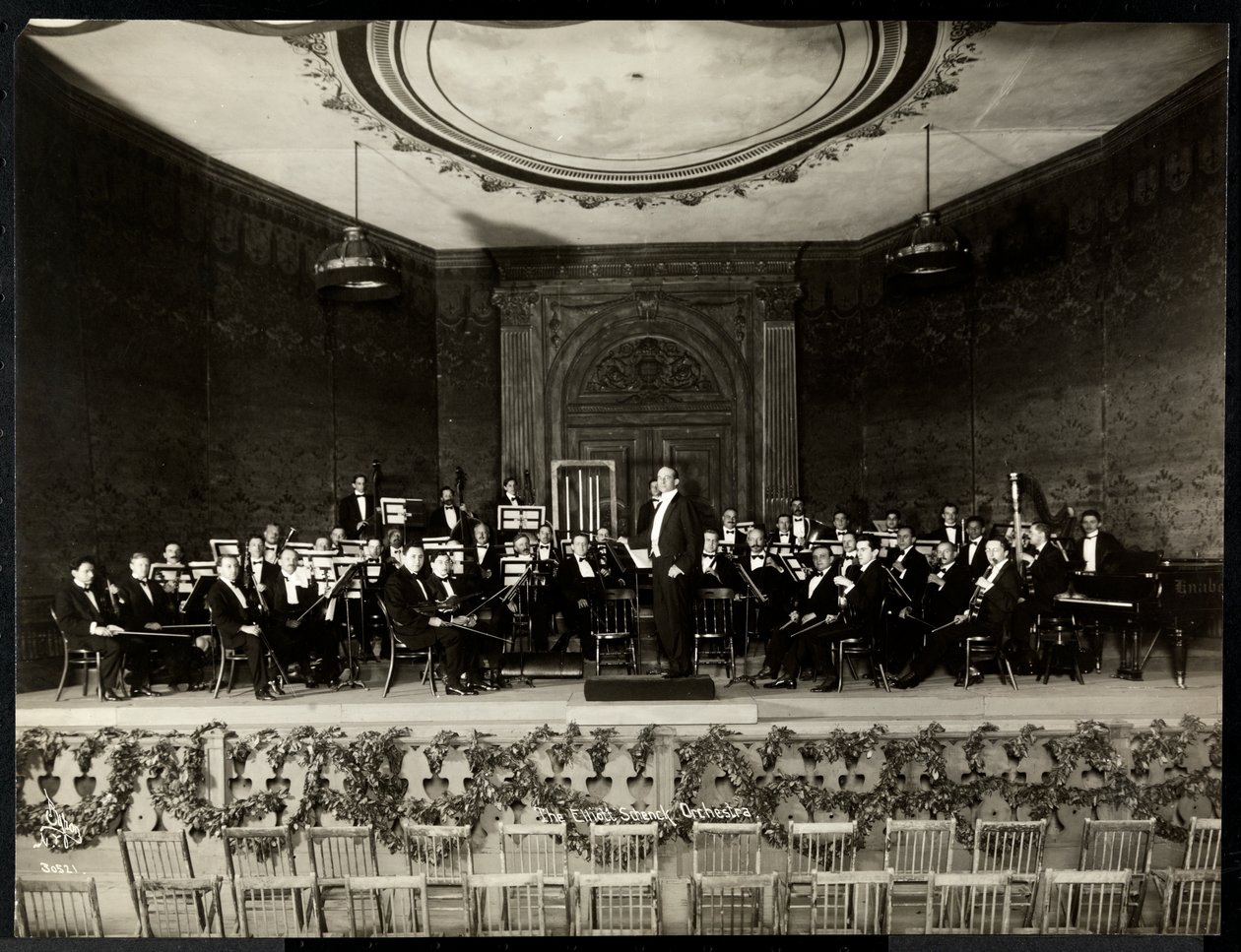 Fullt orkester på scenen, New York, 1911 (sølv gelatintrykk) av Byron Company