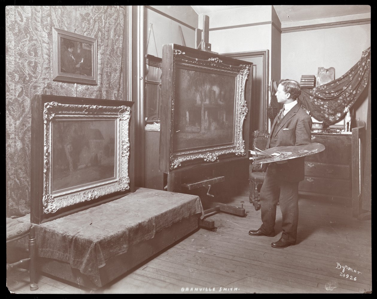 Granville Smith i hans studio, New York, 1907 (sølv gelatintrykk) av Byron Company