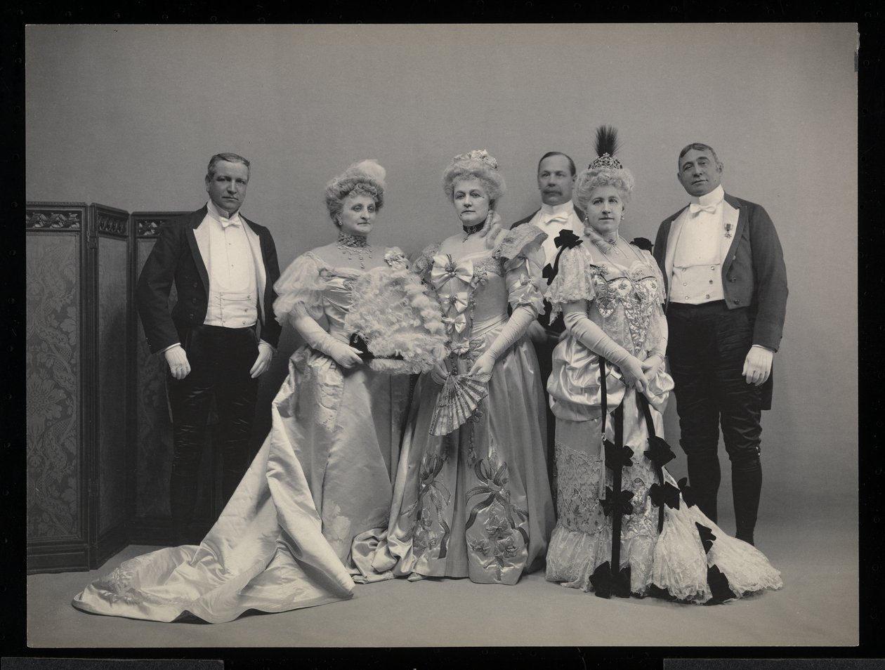 Gruppeportrett av Sydney Dillon Ripley, Mrs. J.T. Burden, fru Wm. Jay, Benjamin Nicol og oberst Wm. Jay på James Hazen Hyde Ball, New York, 31. januar 1905 (sølv gelatintrykk) av Byron Company