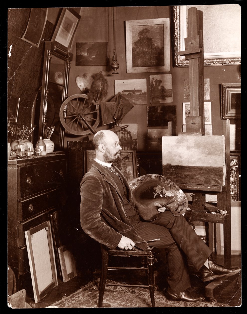 John Francis Murphy i studioet hans på The Chelsea, West 23rd Street, New York, ca. 1895 (sølv gelatintrykk) av Byron Company