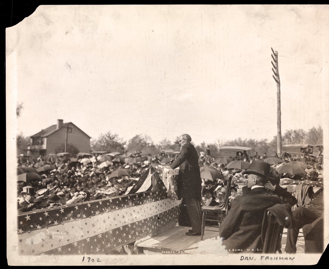 Joseph Jefferson talte til en folkemengde samlet ved innvielsen av skuespillerens hjem i West New Brighton, Staten Island, New York, 1902 (sølvgelatintrykk) av Byron Company