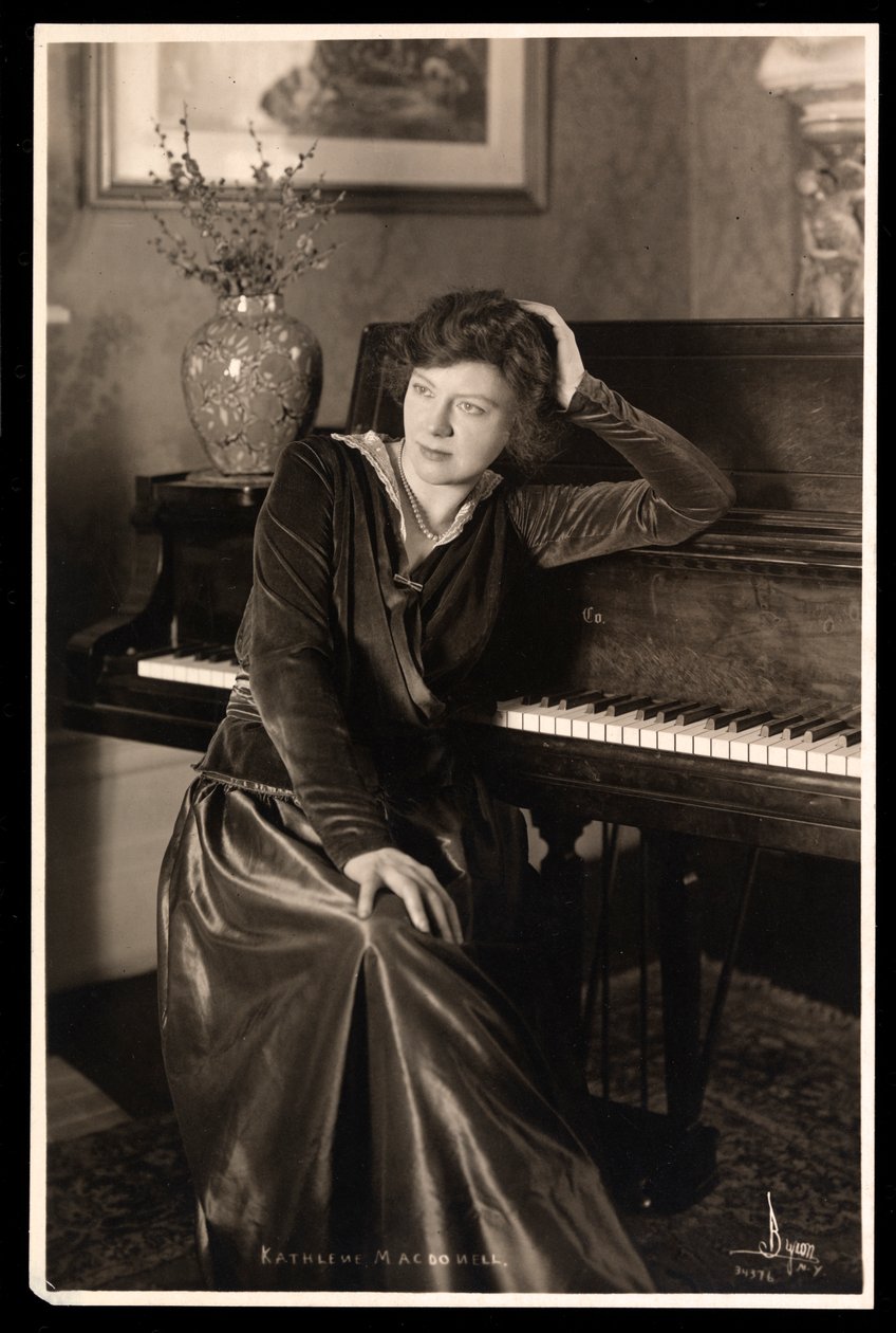 Kathleen MacDonell, ca. 1914 (sølv gelatintrykk) av Byron Company