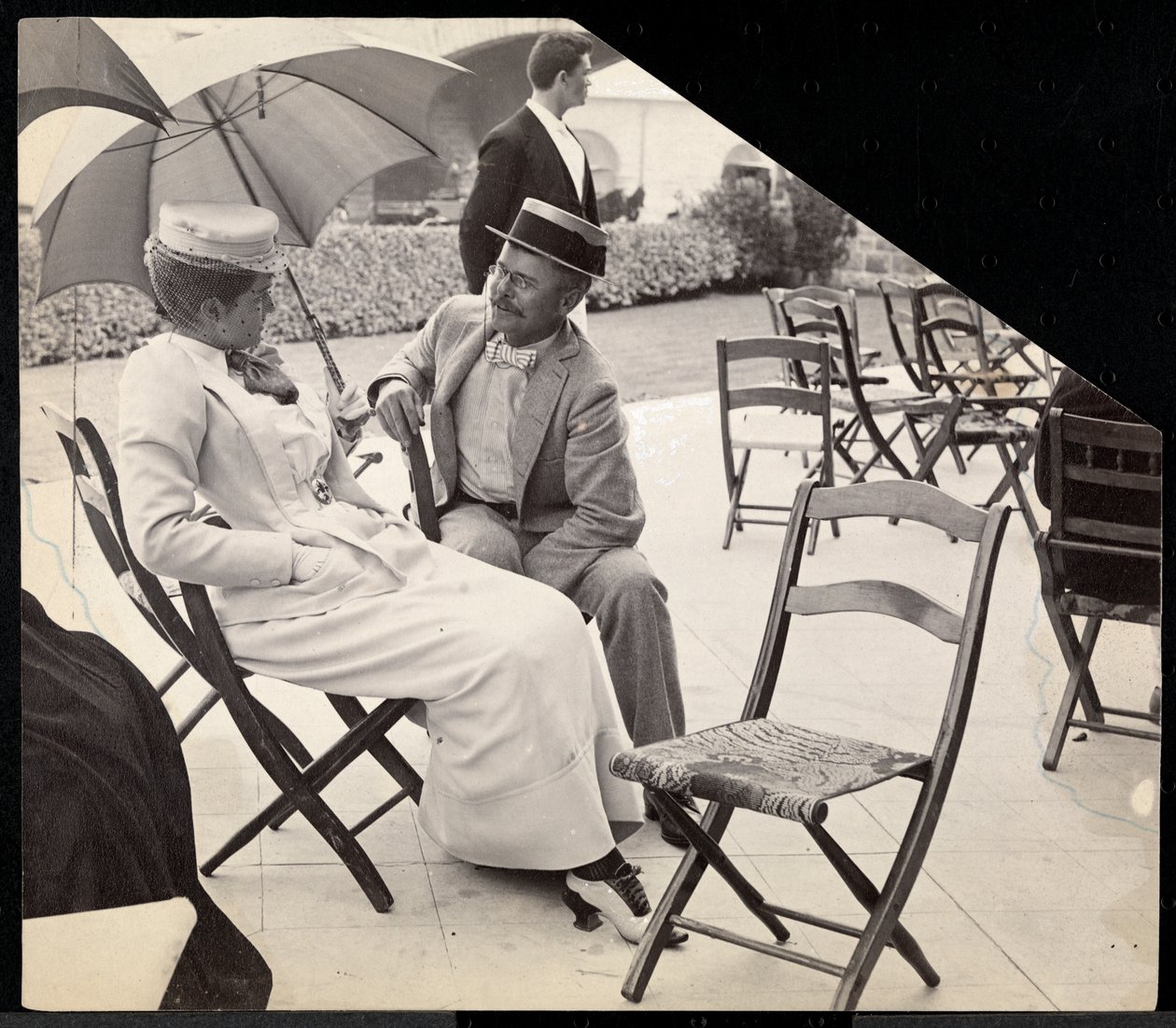 Mann og kvinne sitter ute på sammenleggbare stoler med kvinne som holder en parasoll, Narragansett, Rhode Island, 1891 (sølv gelatintrykk) av Byron Company