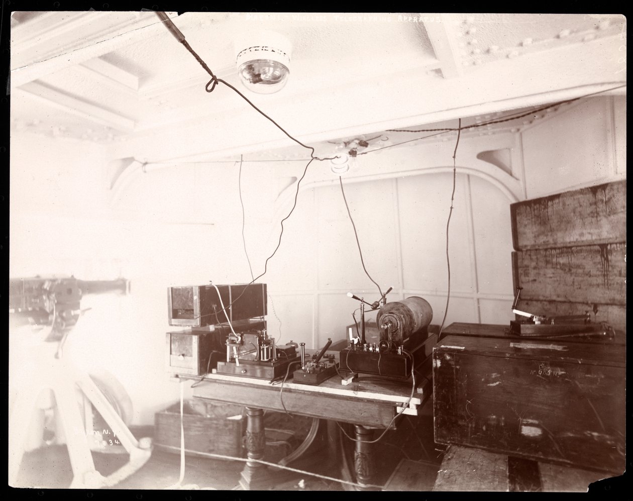 Marconis trådløse telegrafapparat, 1899-1900 (sølv gelatintrykk) av Byron Company