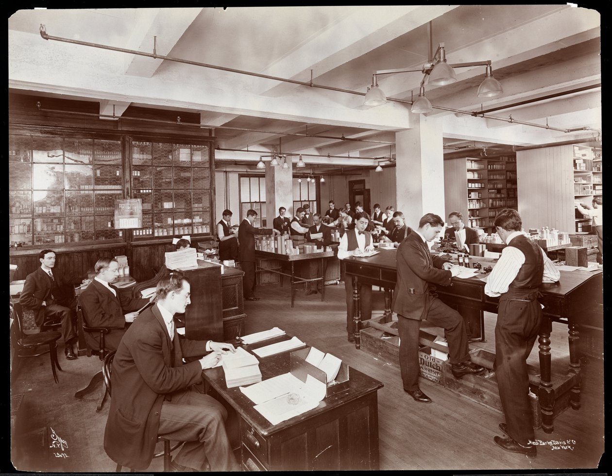 Menn som fyller bestillinger på et kontor i Parke, Davis und Co., kjemikere, Hudson und Vestry Streets, New York, 1910 (sølv gelatintrykk) av Byron Company