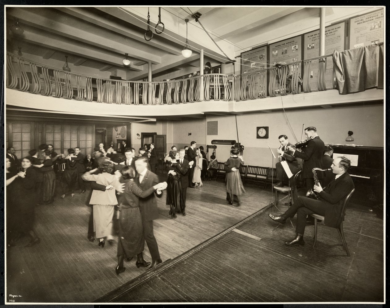 Månedlig dans ved New York Association for the Blind, 111 East 59th Street, New York, 1926 (sølv gelatintrykk) av Byron Company