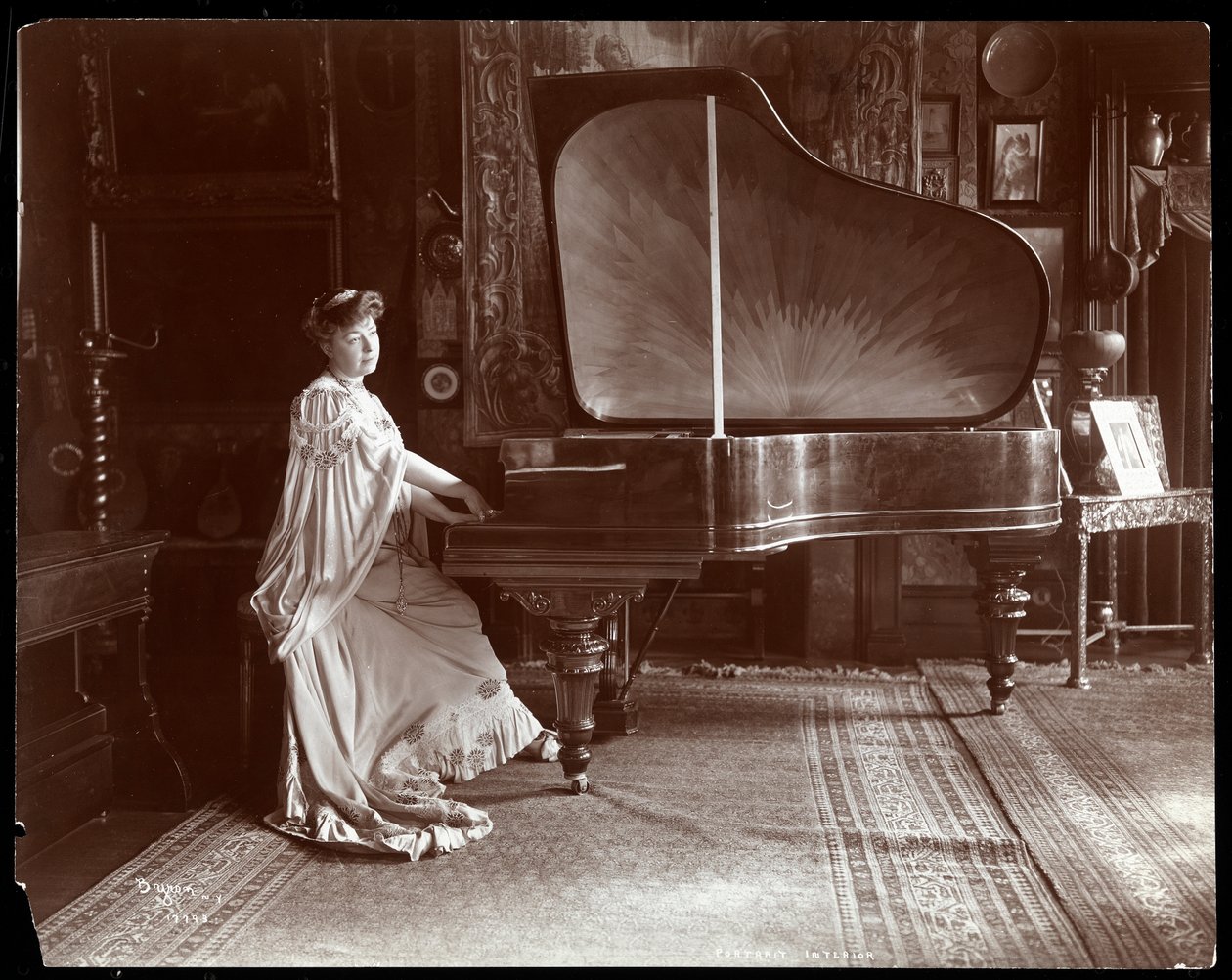 Fru I. M. Clark satt ved et flygel, 1904 (sølv gelatintrykk) av Byron Company