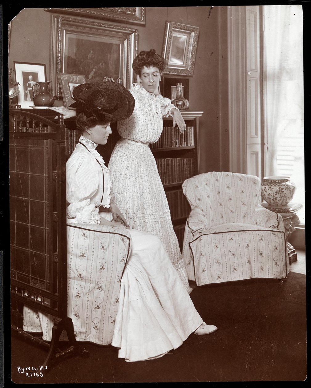 Fru K. Duer, sittende, med en datter, New York, 1906 (sølv gelatintrykk) av Byron Company