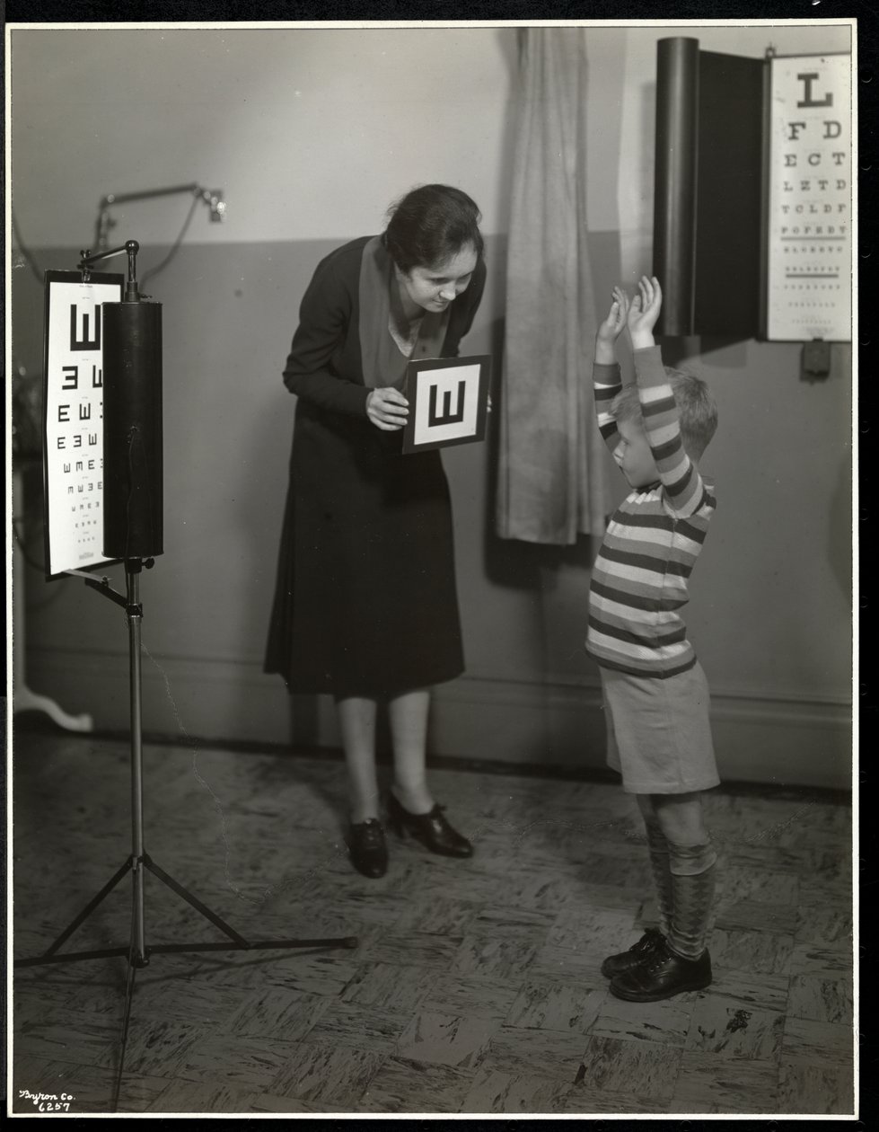 Sykepleier og en guttepasient som tar en øyetest ved New York Association for the Blind, 111 East 59th Street, New York, 1930 (sølv gelatintrykk) av Byron Company