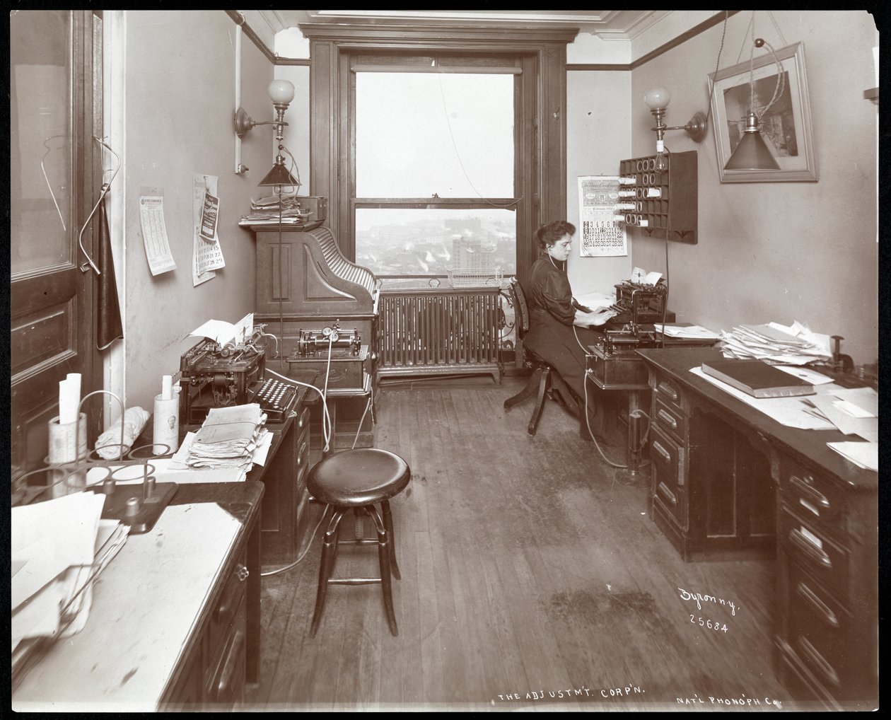 Office of the National Phonograph Co. med kvinne på skrivemaskin, New York, 1898 (sølv gelatintrykk) av Byron Company