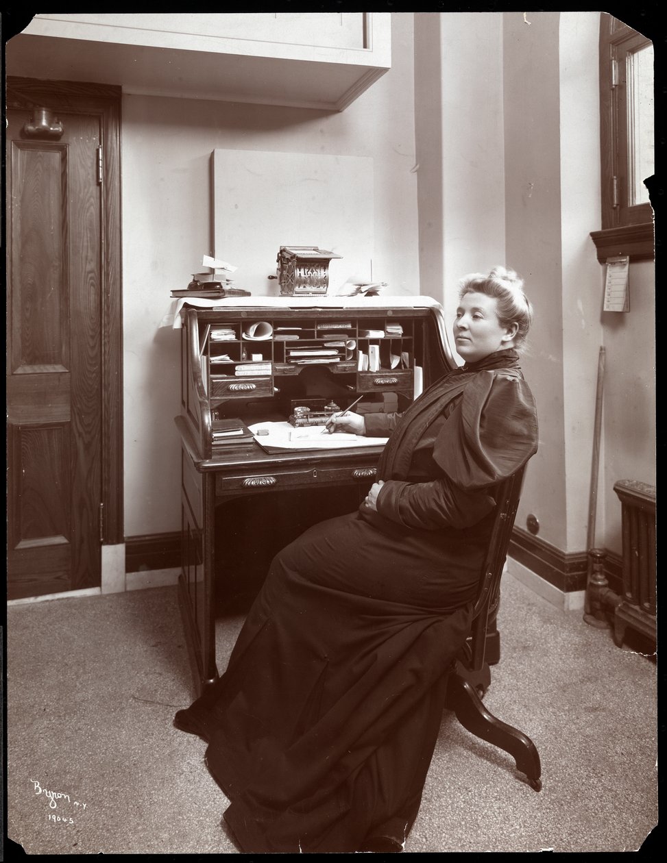 Portrett av en uidentifisert kvinne ved et skrivebord på et kontor i New York, 1904 (sølv gelatintrykk) av Byron Company