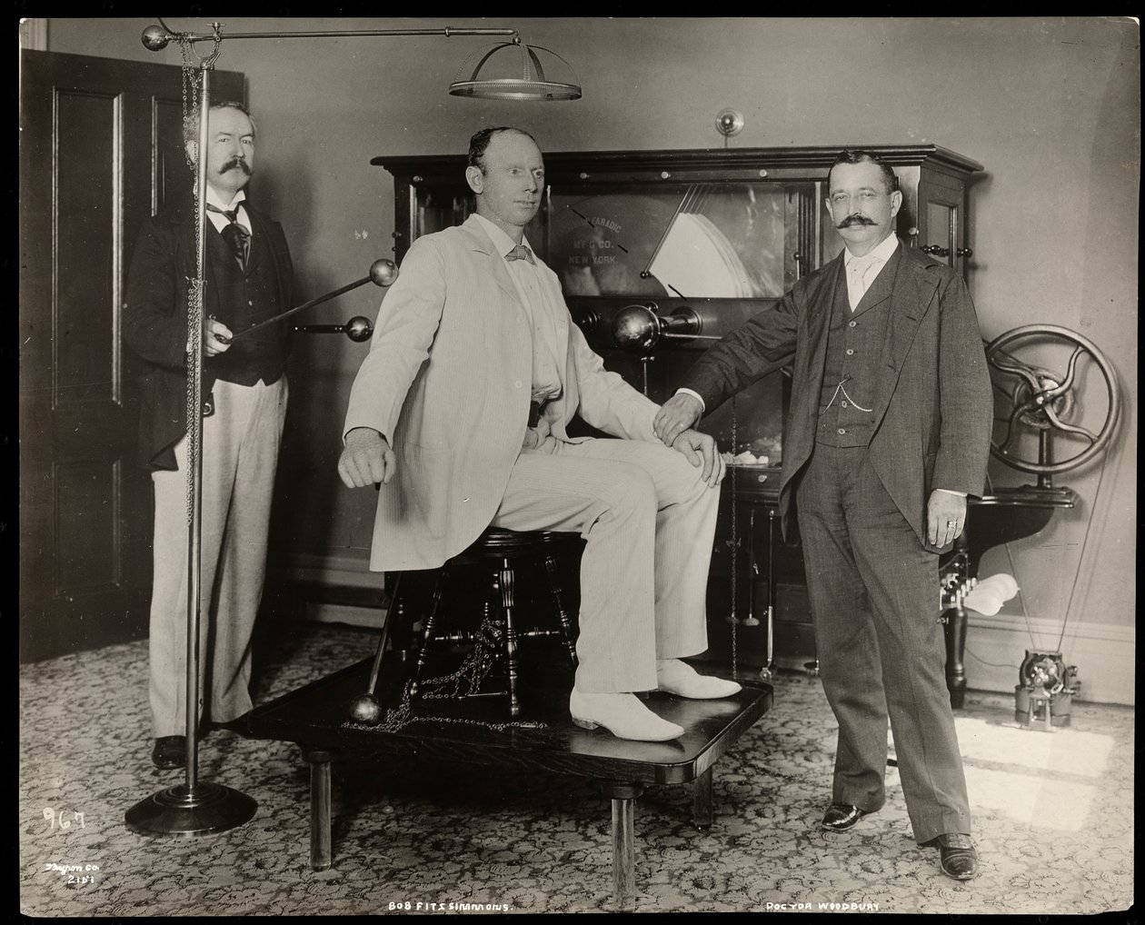 Prizefighter Robert Prometheus Fitzsimmons ved Dr. Woodburys kontor i New York, 1895 (sølv gelatintrykk) av Byron Company