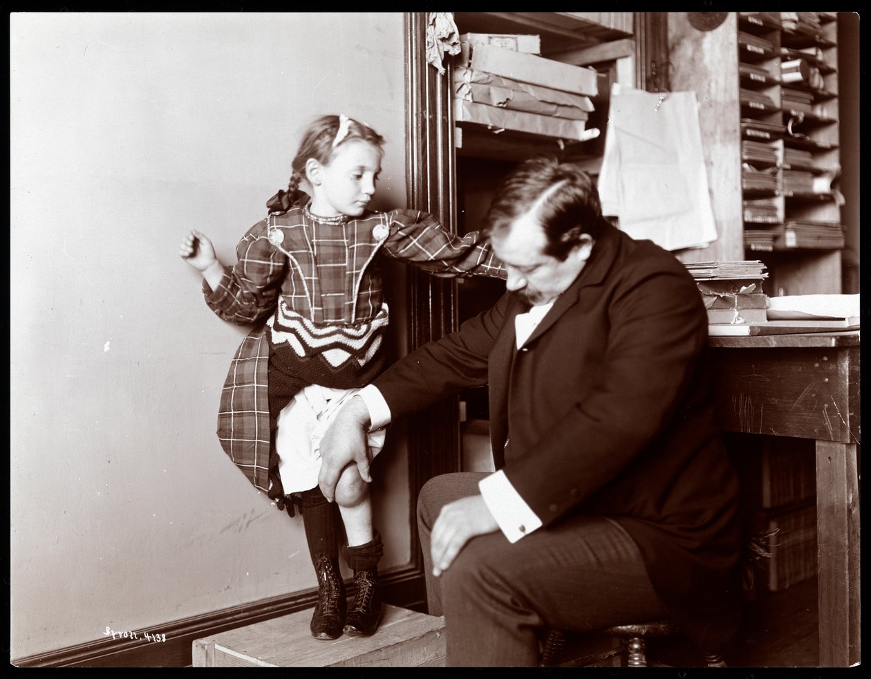 Professor Atkinson, en engelsk beinsetter, med en ung kvinnelig pasient, 1898 (sølvgelatintrykk) av Byron Company