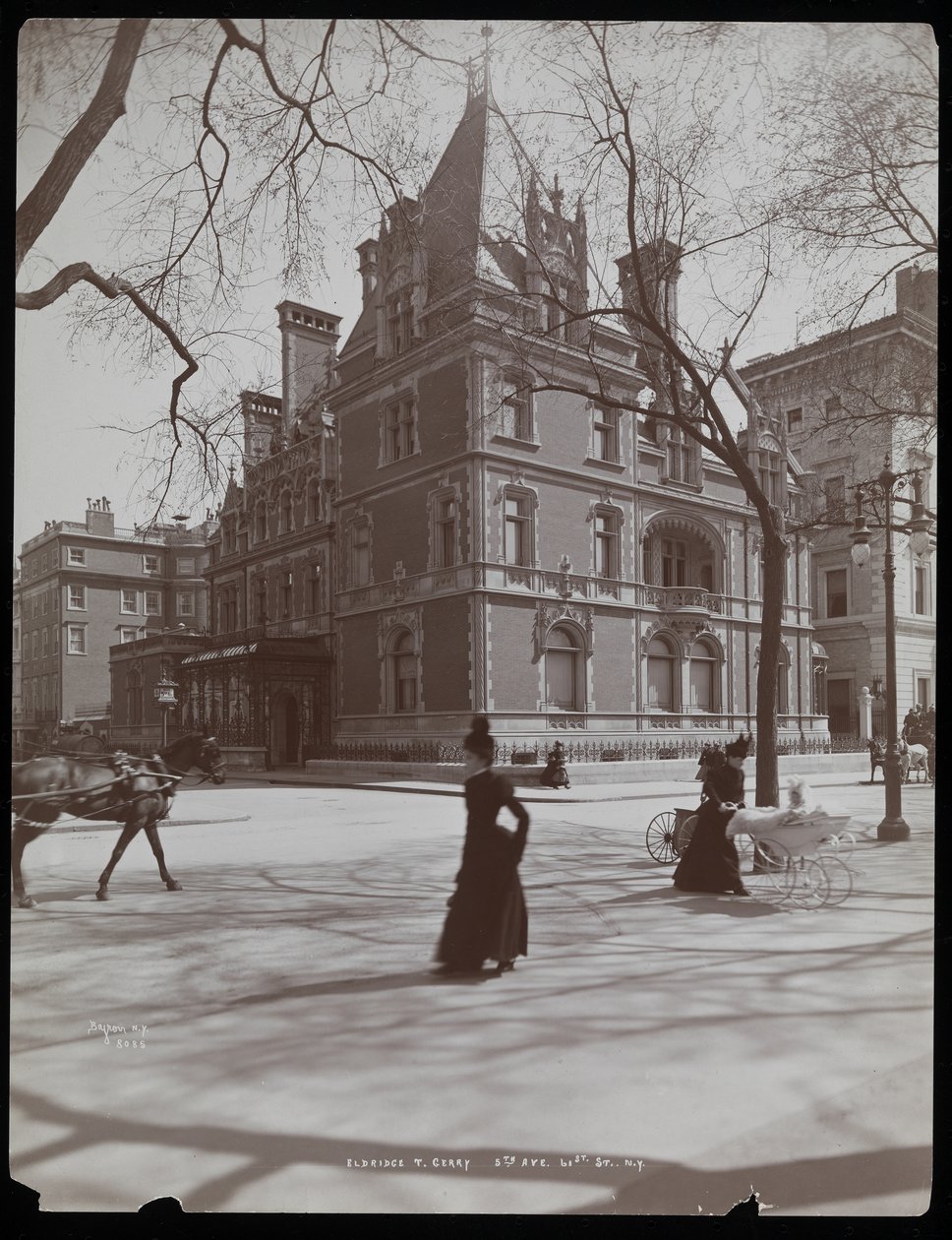 Elbridge Thomas Gerry-residensen på 61st Street, fra over 5th Avenue, New York, 1899 eller 1900 (sølv gelatintrykk) av Byron Company