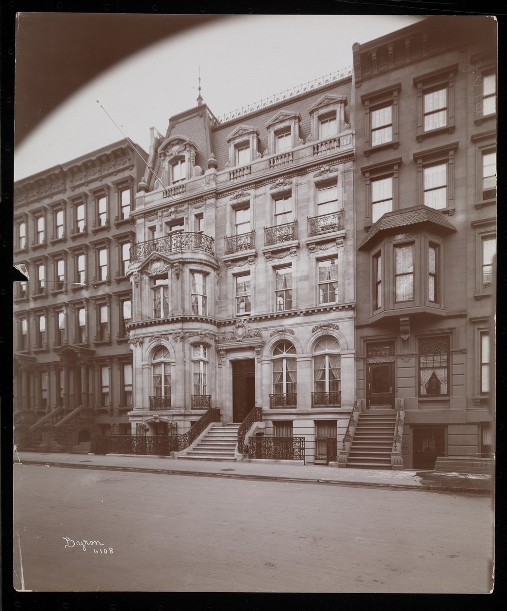 John D. Crimmins-residensen på 40 East 68th Street, New York, 1898 (sølv gelatintrykk) av Byron Company