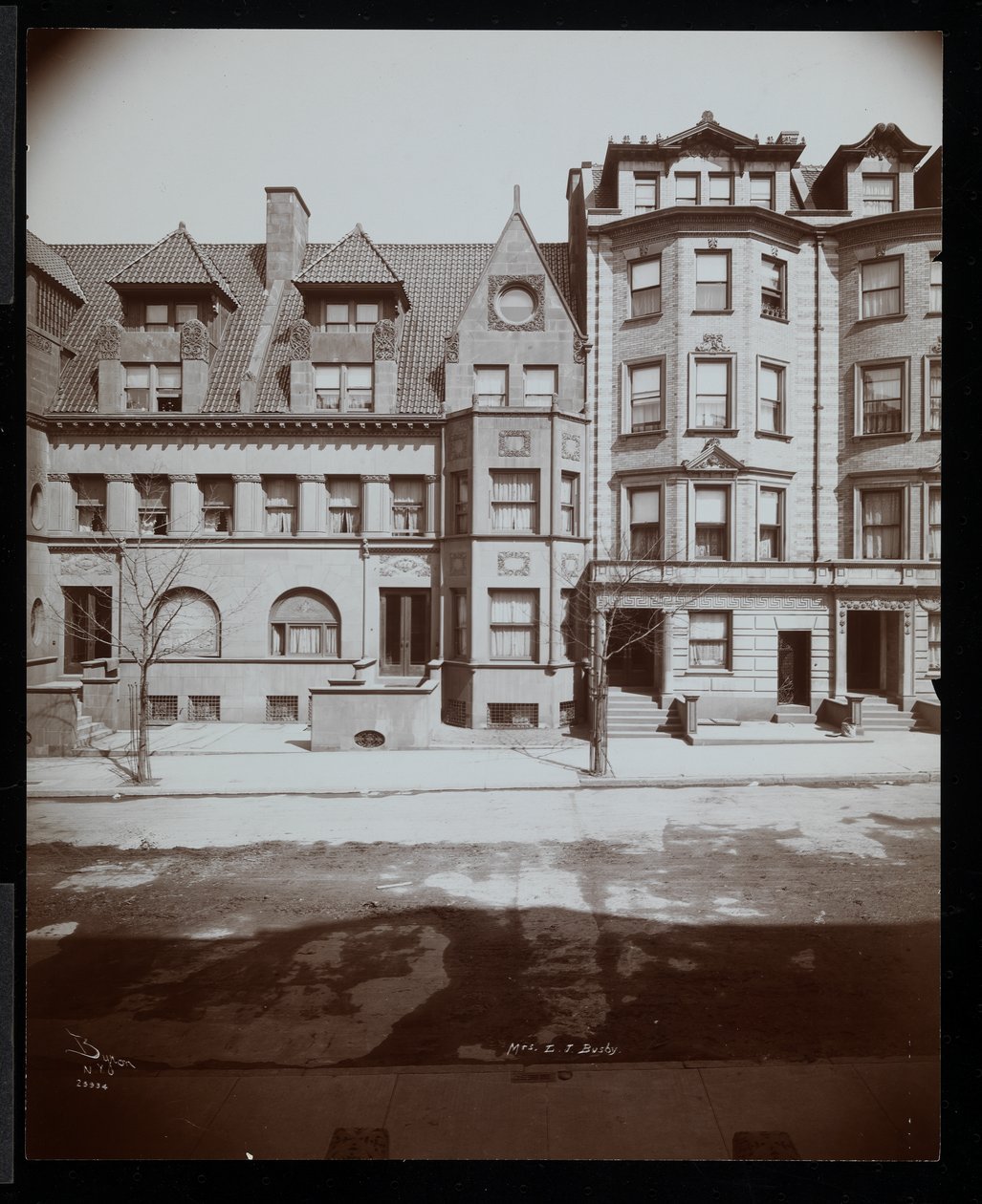 Mrs. Leonard J. Busby-residensen på 25 Montgomery Place, Brooklyn, New York, 1907 (sølv gelatintrykk) av Byron Company