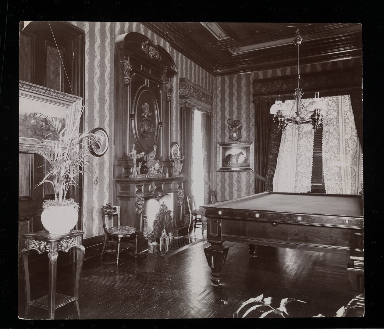 Biljardrommet ved John Jacob Astor-residensen i Rhinecliff, NY, 1893-94 (sølv gelatintrykk) av Byron Company