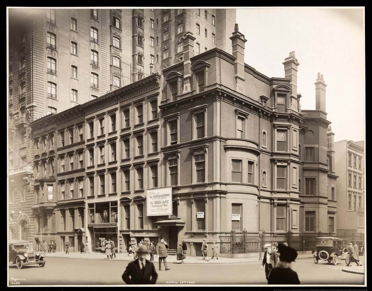 Eksteriøret av Aeolian Company Building, det nordøstlige hjørnet av 54th Street og Fifth Avenue, New York, 1925 (sølvgelatintrykk) av Byron Company