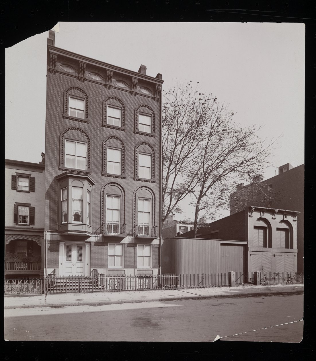 Residensen til Miss Dodd, New York, 1898 (sølv gelatintrykk) av Byron Company