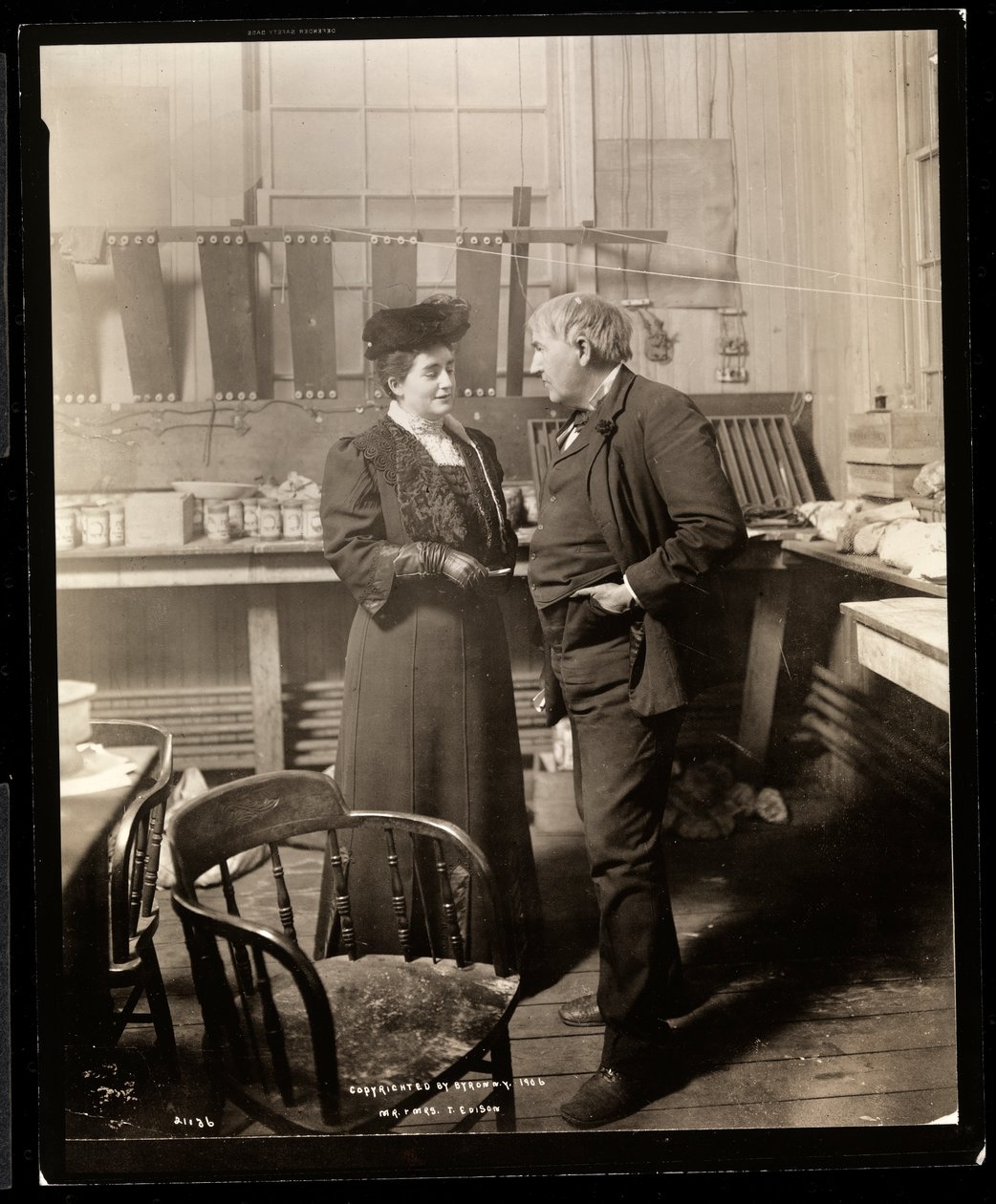 Thomas Edison og hans andre kone i laboratoriet hans, 1906 (sølvgelatintrykk) av Byron Company
