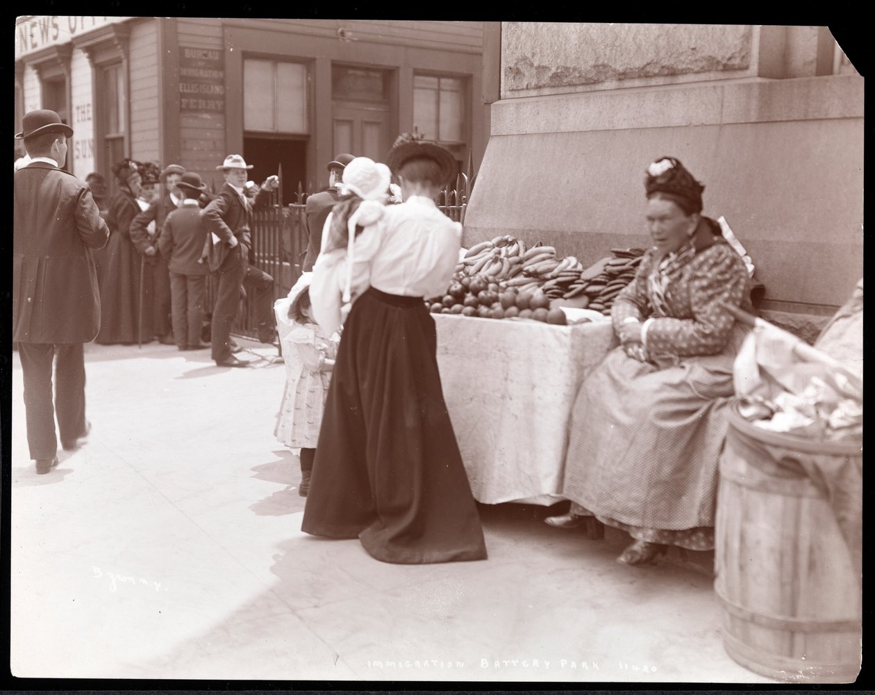 Utsikt over en frukthandler ved Battery Park, antagelig i påvente av immigranter fra Ellis Island, New York, ca. 1901 (sølv gelatintrykk) av Byron Company