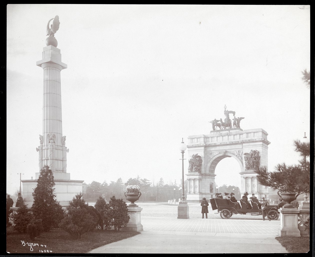 Utsikt over en hestevogn ved inngangen til Prospect Park, Brooklyn, 1903 (sølv gelatintrykk) av Byron Company
