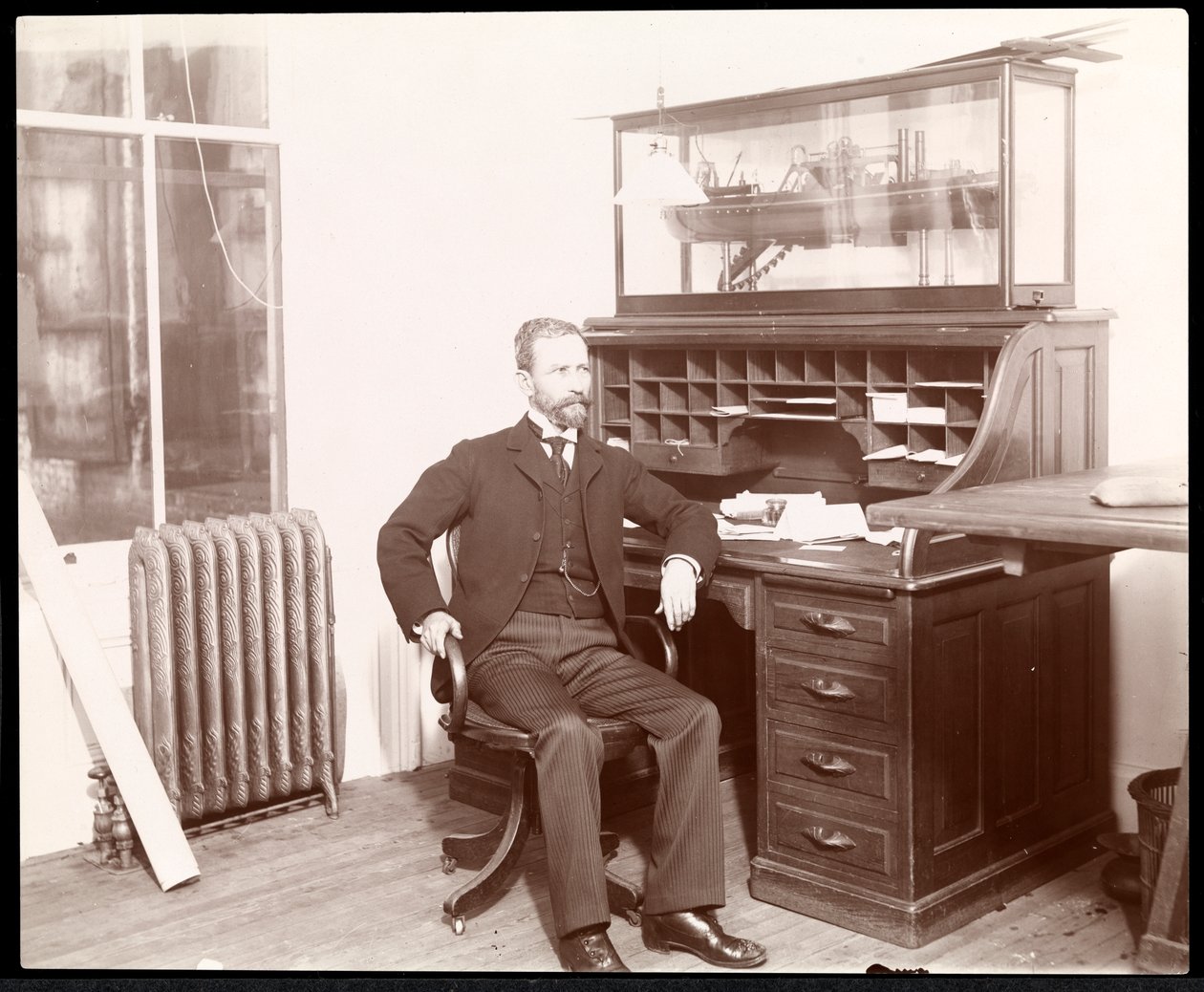 Utsikt over en mann ved et skrivebord, antagelig en del av Nicaragua Canal Commission, Nicaragua, 1902 (sølv gelatintrykk) av Byron Company