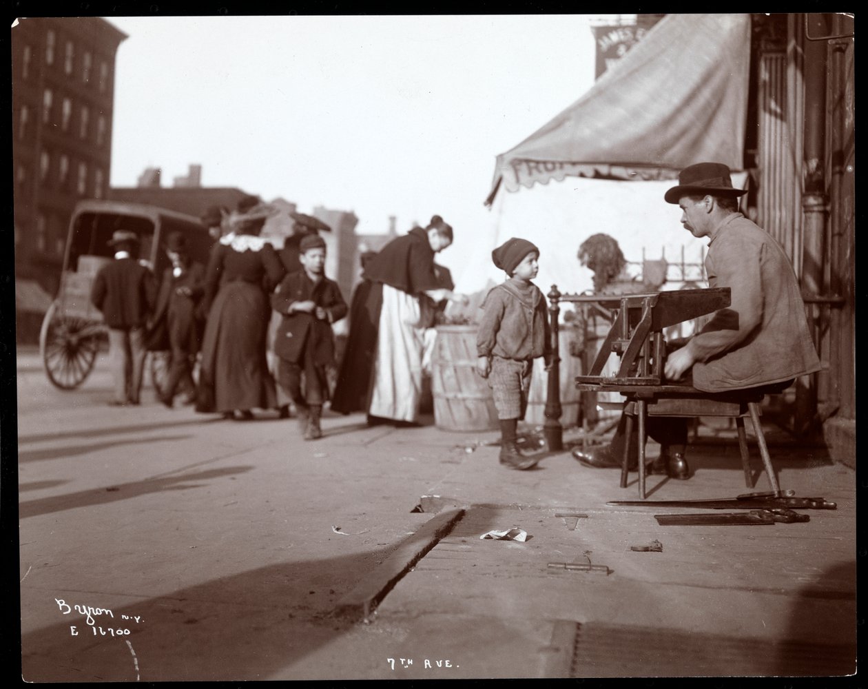 Utsikt over en kjøpmann på 7th Avenue, New York, 1903 (sølv gelatintrykk) av Byron Company