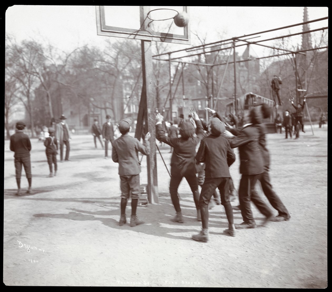 Utsikt over gutter som spiller basketball på en bane i Tompkins Square Park på Arbor Day, New York, 1904 (sølv gelatintrykk) av Byron Company