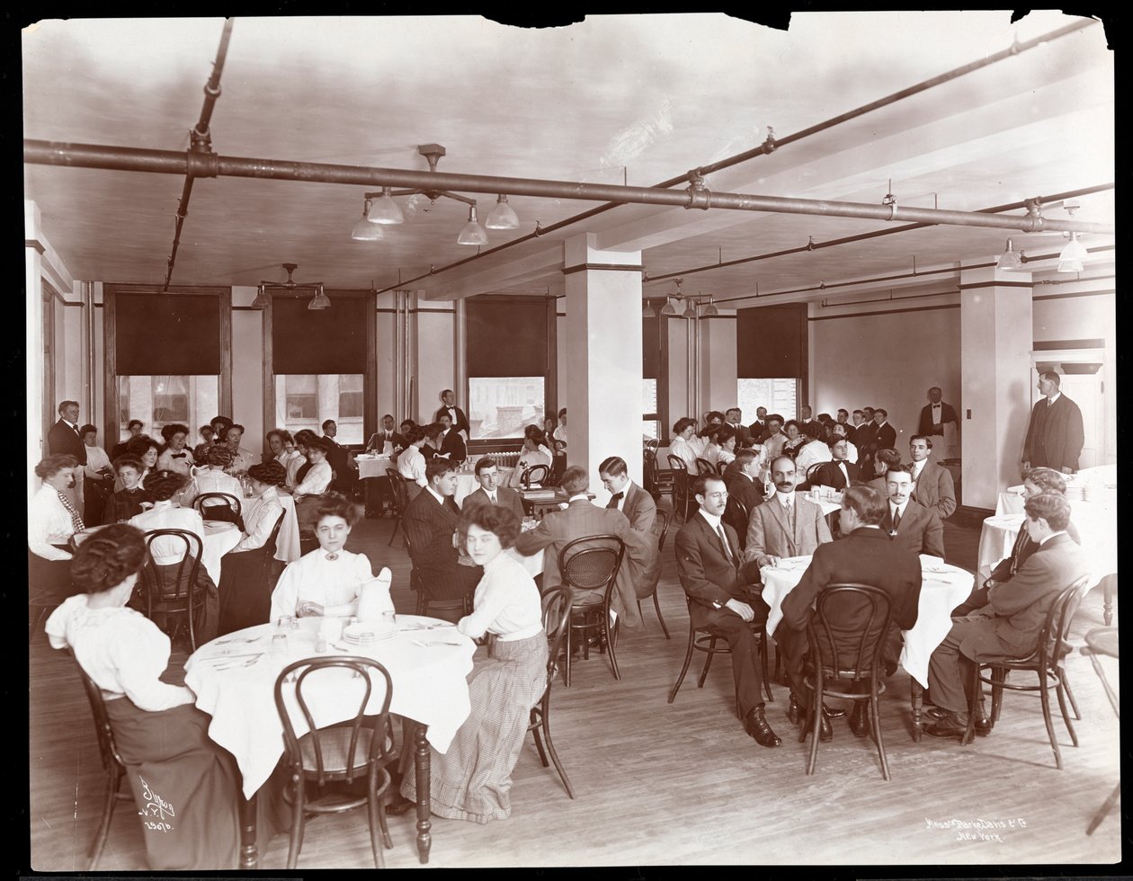 Utsikt over menn og kvinner som spiser i en kafeteria på Parke, Davis und Co., kjemikere, Hudson und Vestry Streets, New York, 1910 (sølv gelatintrykk) av Byron Company