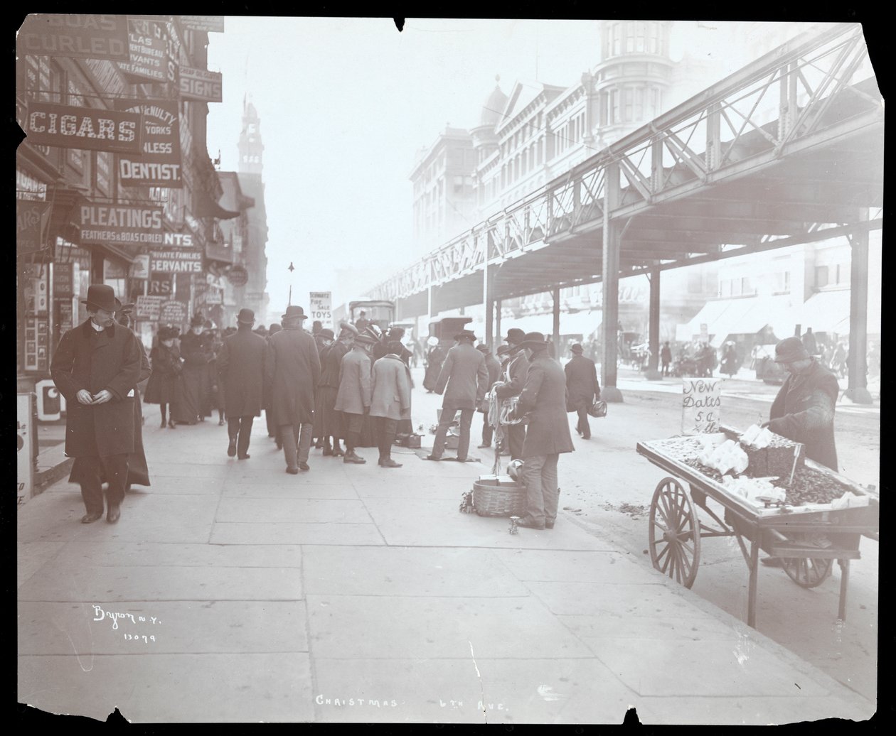 Utsikt over kjøpmenn som selger leker og dadler på 6th Avenue ved juletider, New York, 1903 (sølv gelatintrykk) av Byron Company