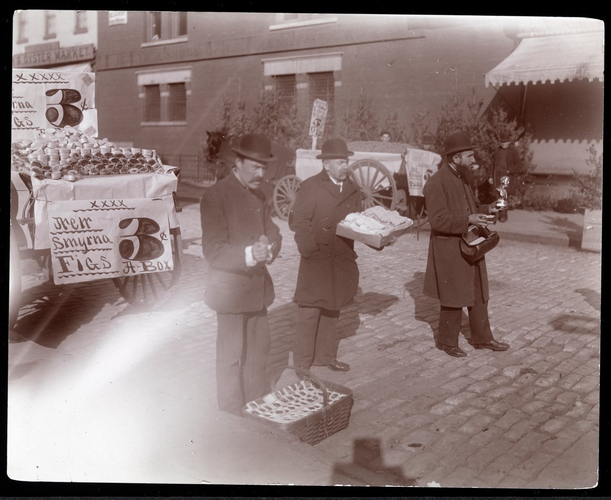 Utsikt over gateselgere som selger fiken og andre varer nær 6th Avenue, New York, ca. 1903 (sølv gelatintrykk) av Byron Company