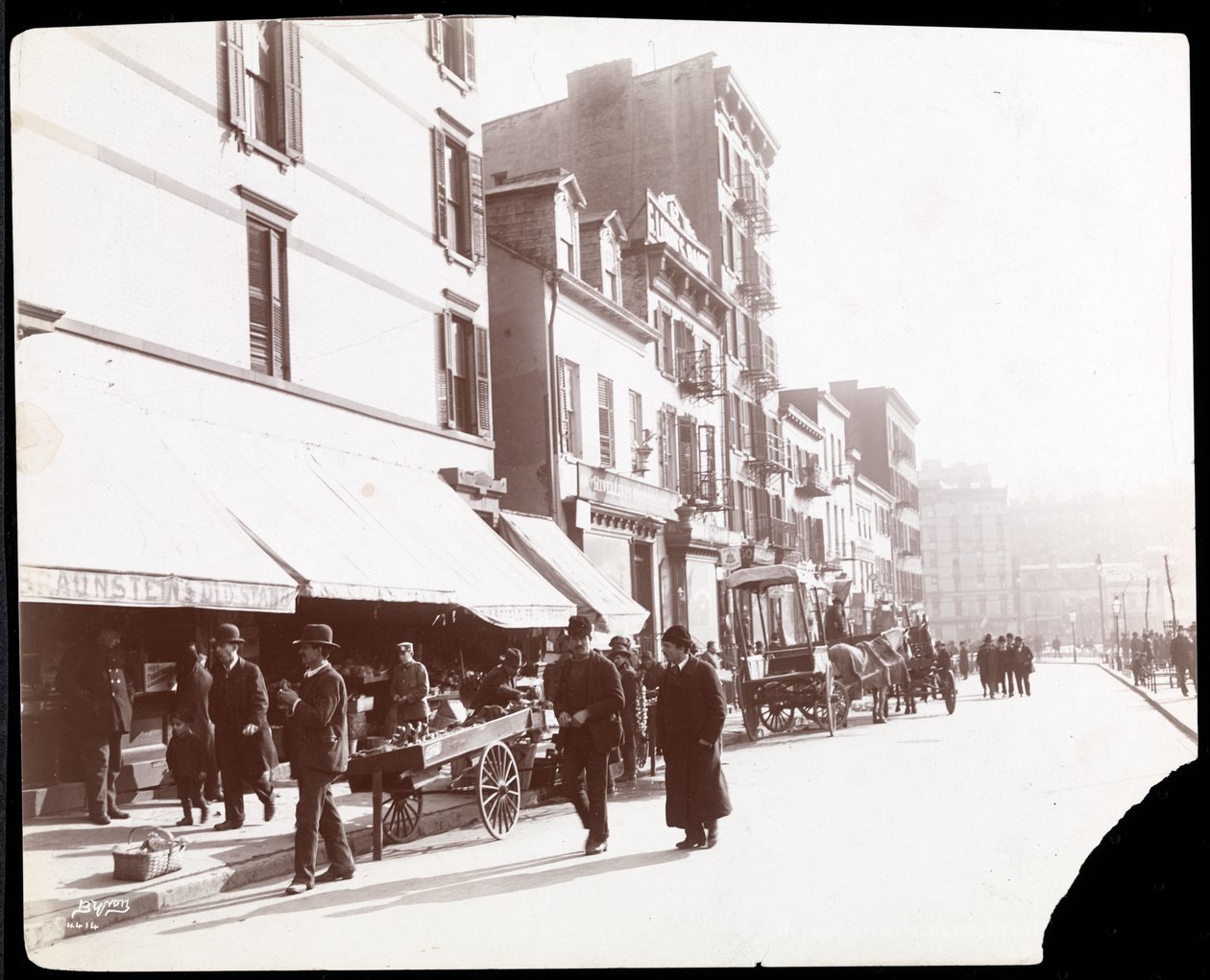 Utsikt over gateselgere som selger frukt, New York, 1898 (sølv gelatintrykk) av Byron Company