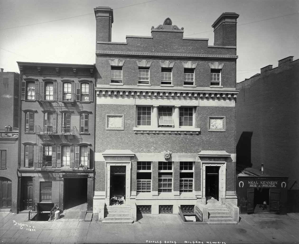 View of the People's Baths, Milbank Memorial, New York, 1904 (sølv gelatintrykk) av Byron Company