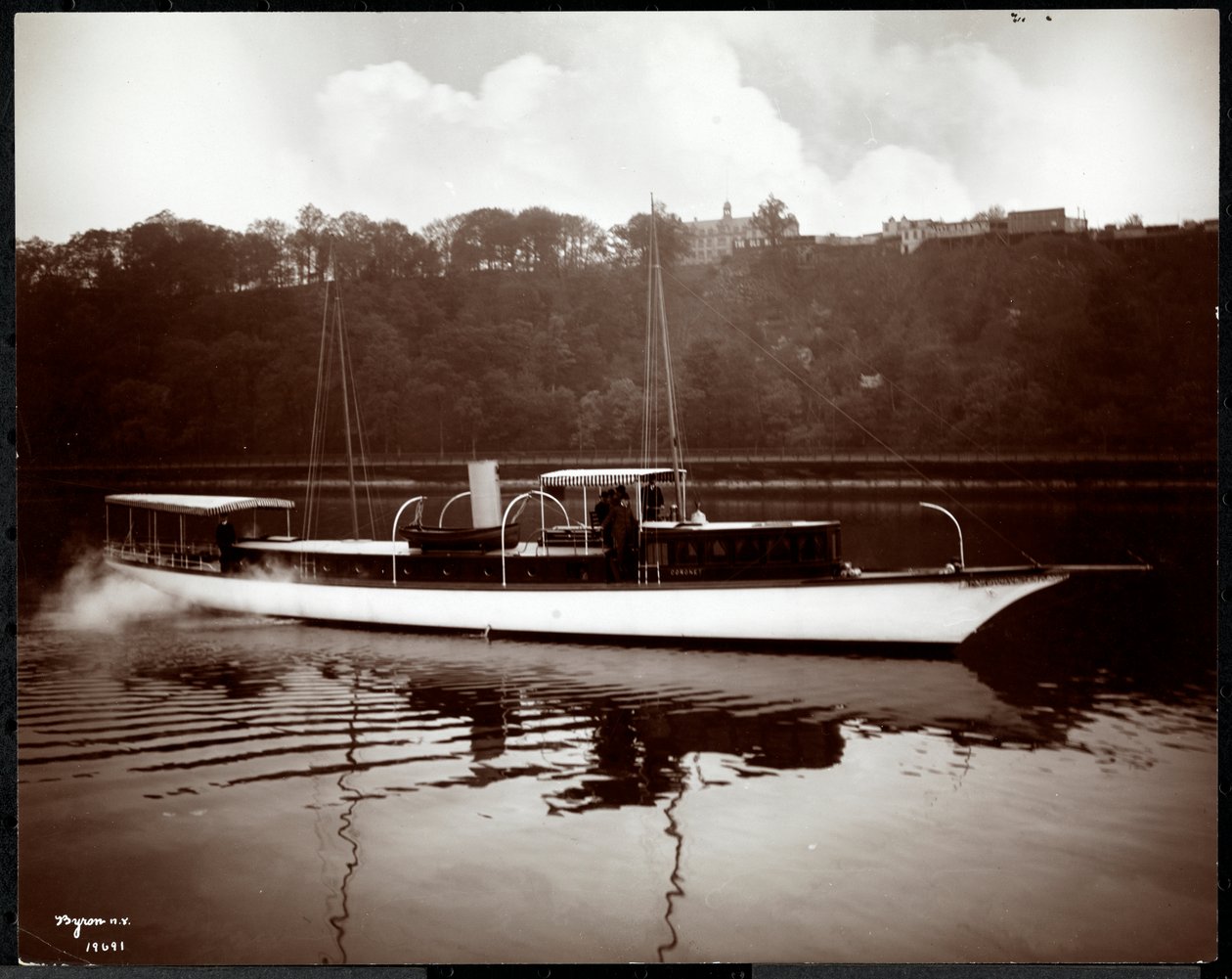 Utsikt over yachten Coronet of the New York Yacht, Launch und Engine Co. on the Harlem River, New York, 1905 (sølv gelatintrykk) av Byron Company