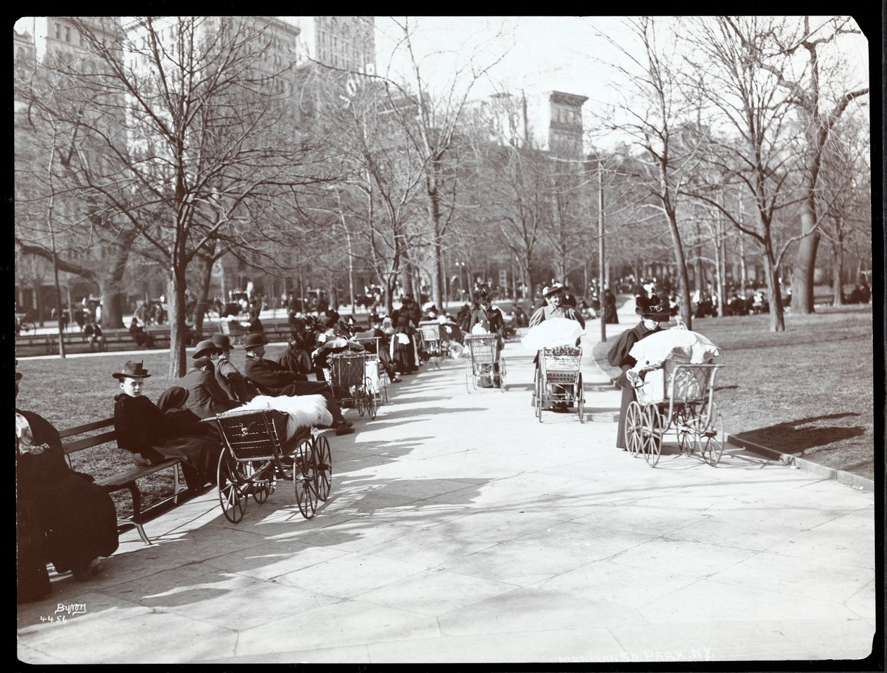 Utsikt over kvinner med barnevogn i Madison Square Park, New York, 1901 (sølv gelatintrykk) av Byron Company