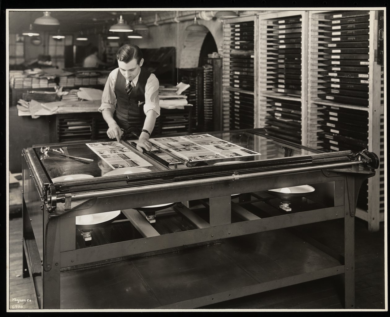 Arbeider med en layout ved et lysbord på Unz und Co., 24 Beaver Street, New York, 1932 (sølv gelatintrykk) av Byron Company
