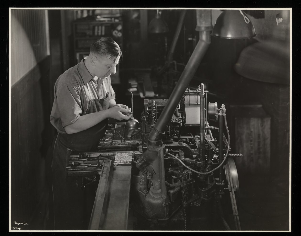 Arbeider på en monotypimaskin hos Unz und Co., 24 Beaver Street, New York, 1932 (sølvgelatintrykk) av Byron Company