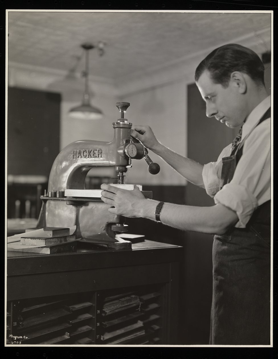 Arbeider med type ved Unz und Co., 24 Beaver Street, New York, 1932 (sølv gelatintrykk) av Byron Company