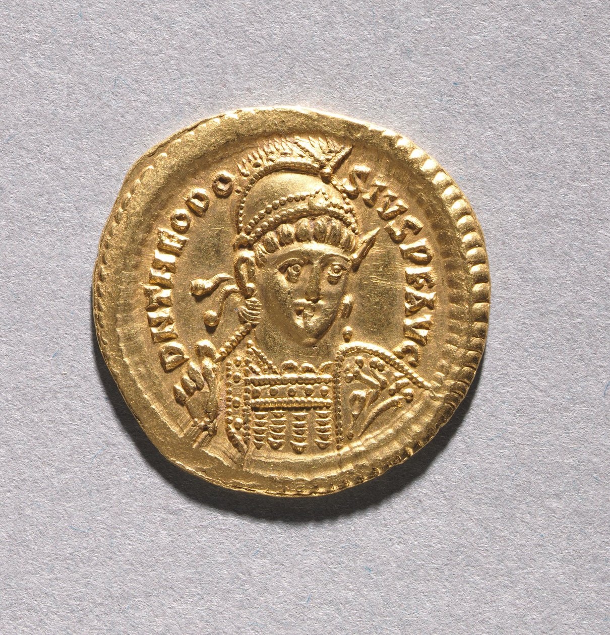 Solidus av Theodosius II og Valentinian III av Byzantine